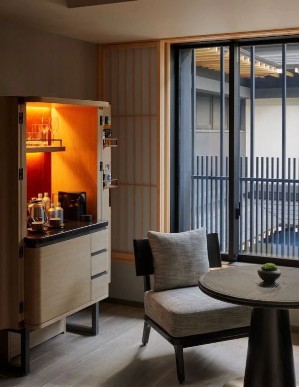 Zimmerdetail mit Mini-Bar und Sitzbereich im Premier Zimmer