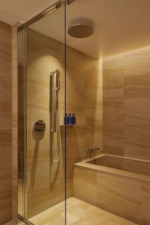 Geräumige Dusche und Badewanne im Premier Badezimmer