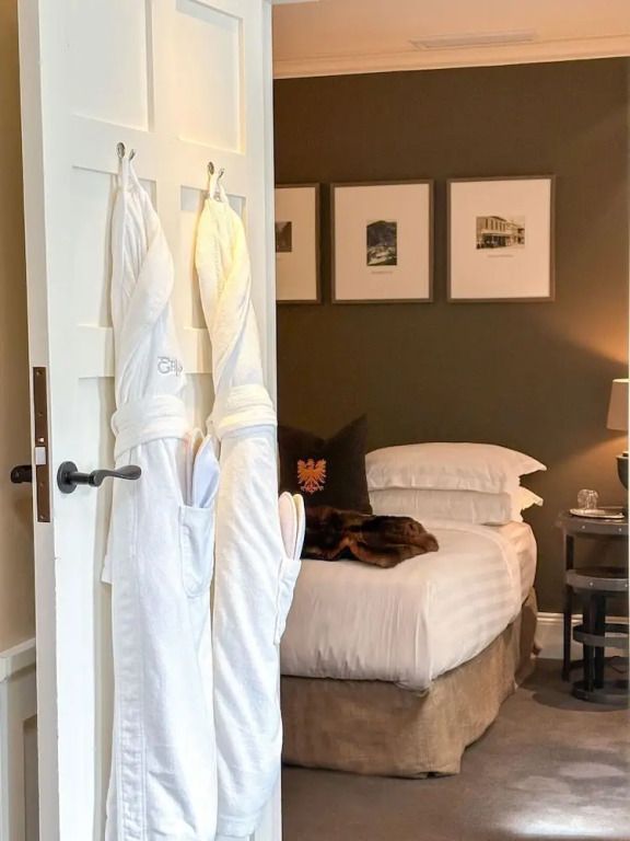 Luxuriöse Hotelsuite mit gemütlichem Bett und flauschigen Bademänteln