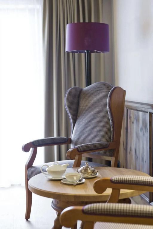 Bequemer Sessel mit Teeservice im Hotelzimmer