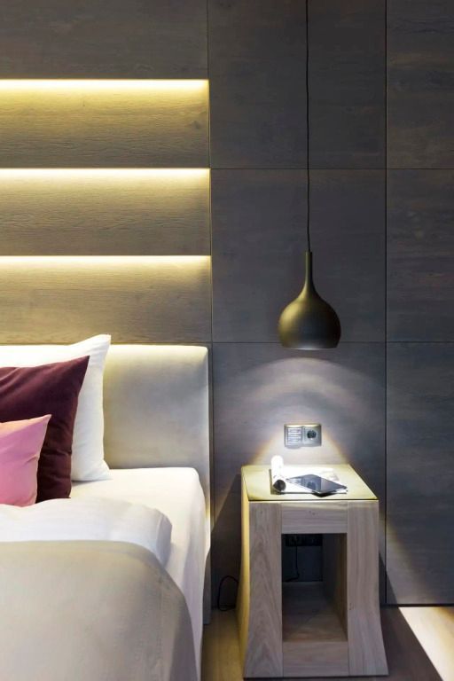 Nachttisch mit Hängelampe und stilvollen Akzenten in der Prestige Suite