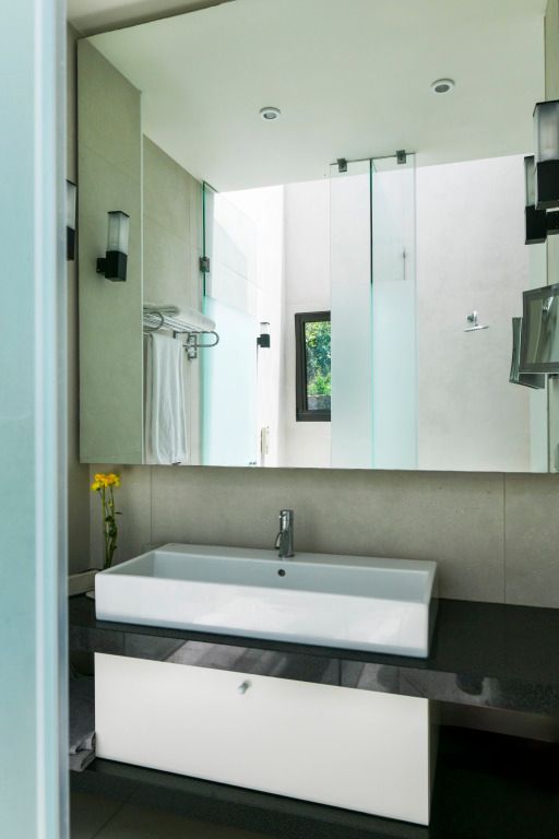 Elegantes Badezimmer mit modernem Waschbecken und großen Spiegeln