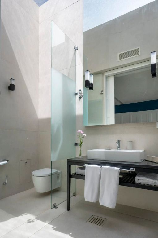 Modernes Badezimmer mit Glasdusche und stilvollen Armaturen