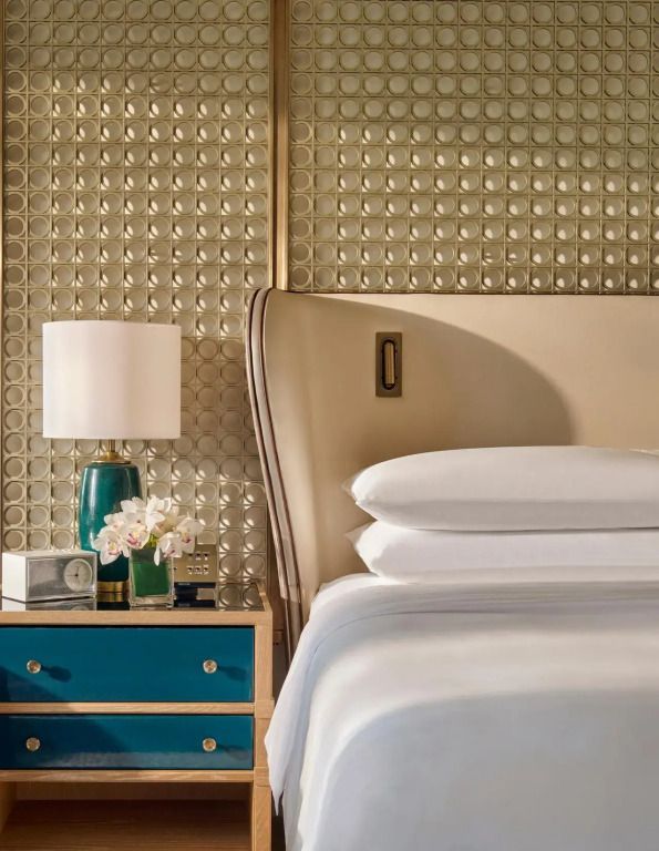 Detailansicht eines Nachttisches mit Lampe und Dekoration im Deluxe Zimmer