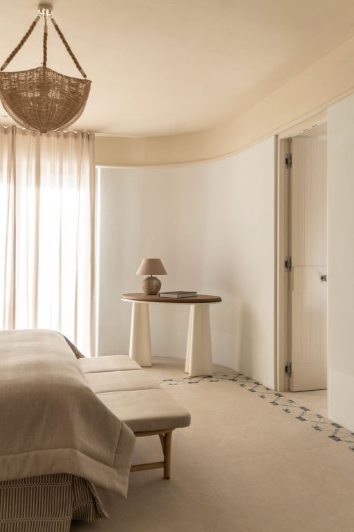 Elegantes Standard Zimmer mit neutralen Tönen und weichen Texturen