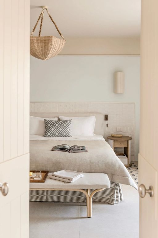 Luxuriöses Schlafzimmer mit bequemer Bettwäsche und stilvollen Details