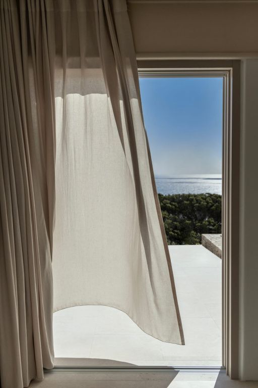 Atemberaubender Ausblick auf das Meer durch elegante Vorhänge
