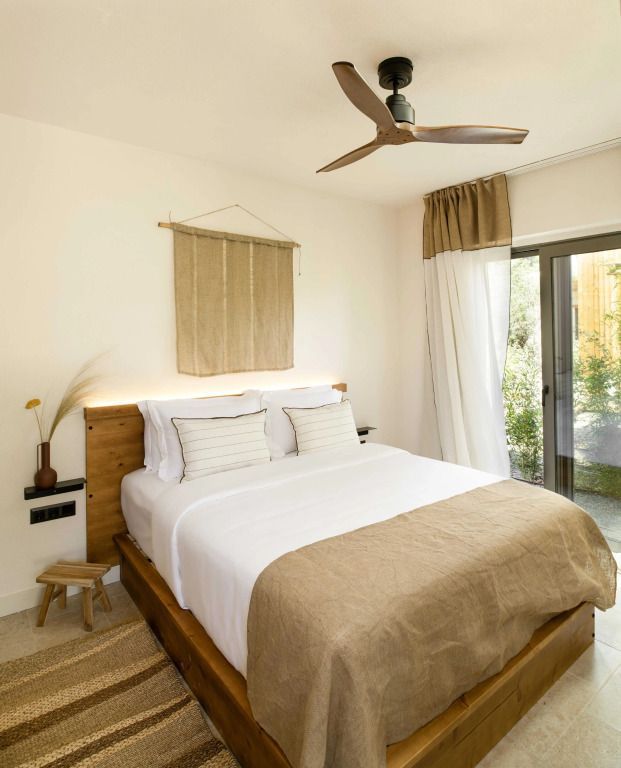 Standard Zimmer mit gemütlichem Doppelbett und natürlicher Dekoration