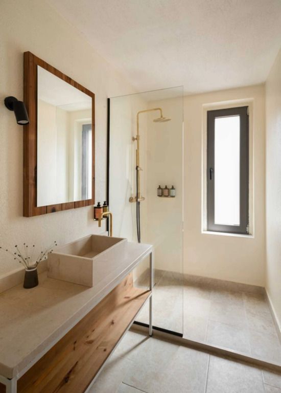 Modernes Badezimmer mit Glasdusche und stilvollem Waschbecken