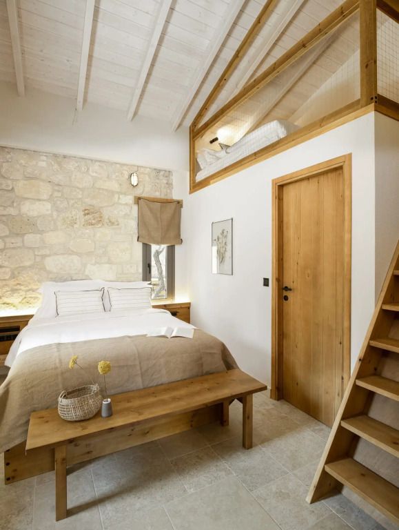 Schlafzimmer mit Hochbett und rustikalen Holzelementen