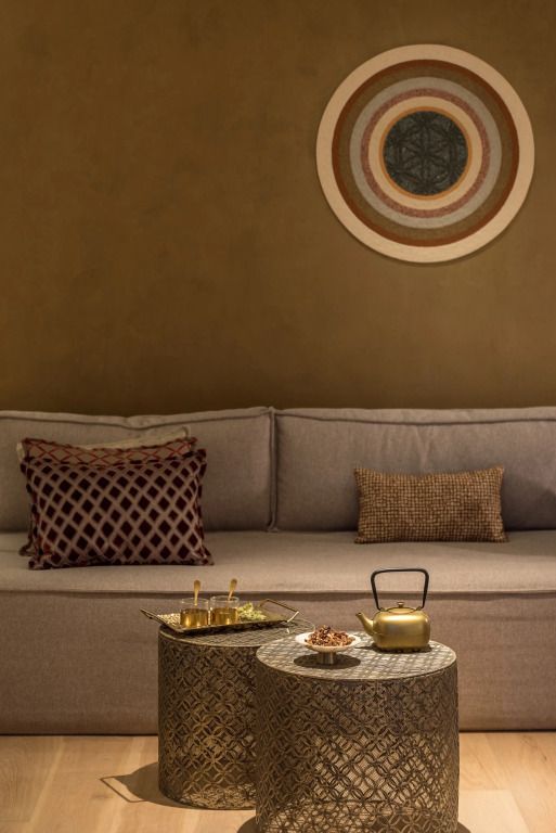Nahaufnahme eines stilvollen Sofas mit eleganten Kissen.