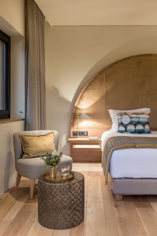 Gemütlicher Sitzbereich im Schlafzimmer der Executive Suite mit luxuriösen Akzenten.