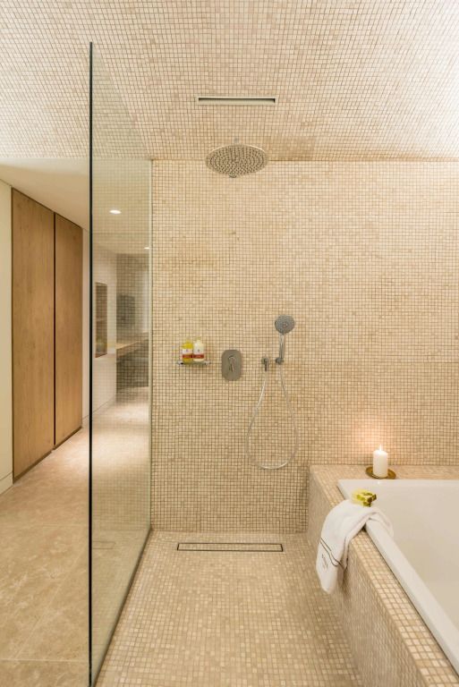 Modernes Badezimmer mit offener Dusche und Badewanne im Euphoria Retreat Hotel