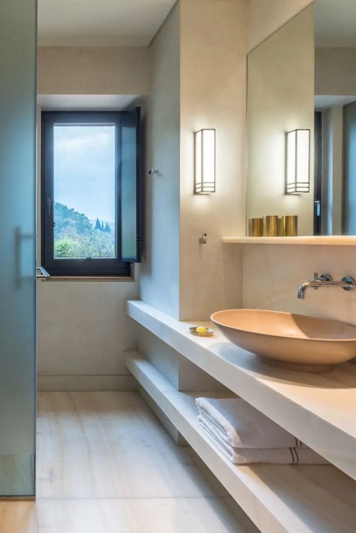 Modernes Badezimmer mit elegantem Waschbecken und Fensterblick
