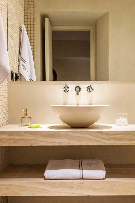Elegantes Waschbecken mit Marmordetails und weicher Beleuchtung im Badezimmer
