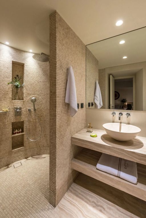 Badezimmer im modernen Stil mit offener Dusche und Doppelwaschbecken