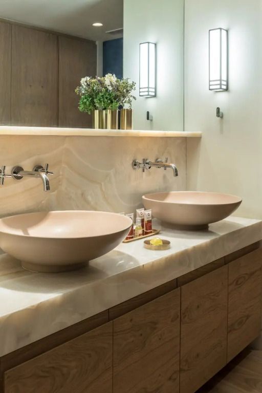 Zwei Waschbecken aus Stein mit edlen Armaturen im Badezimmer