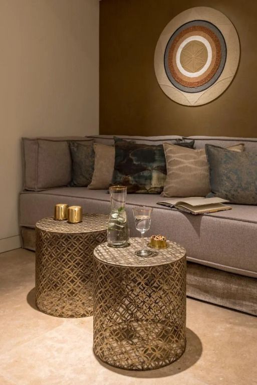 Gemütliche Sitzecke mit Designerkissen und Couchtischen