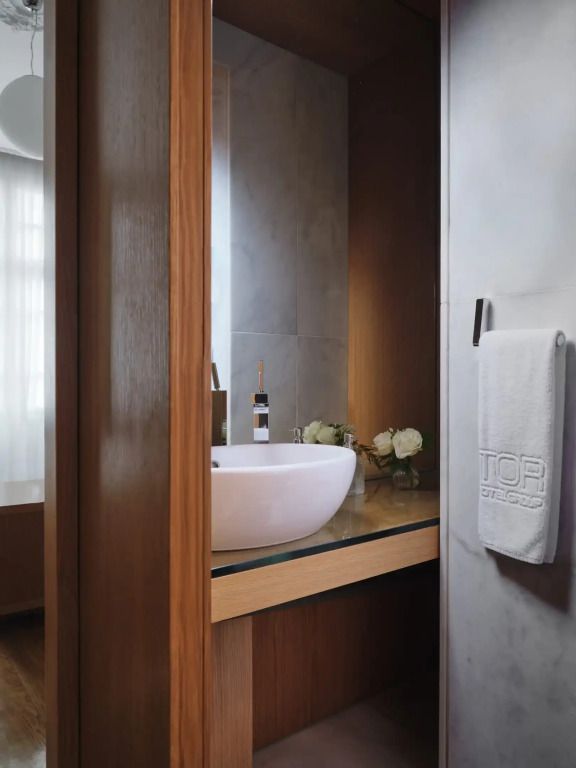 Modernes Badezimmer mit Waschbecken, großem Spiegel und hochwertigen Details.