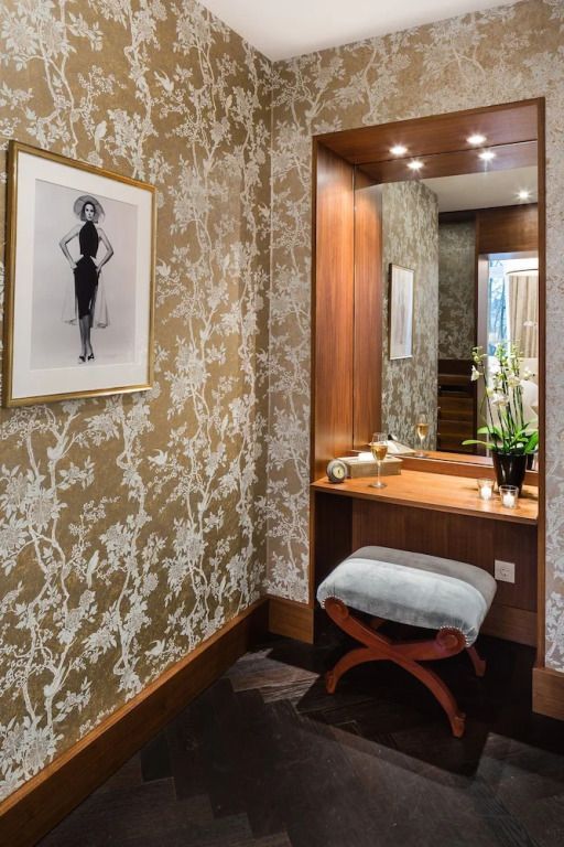 Schminktisch mit Blumen und luxuriösem Interieur