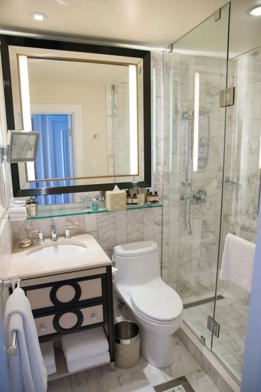 Edles Badezimmer mit Glasdusche und Waschbecken im Fairmont Le Chateau Frontenac