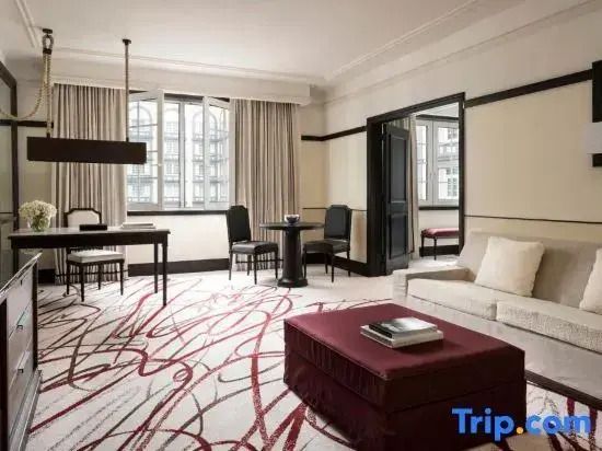 Wohnbereich im Deluxe Zimmer mit bequemen Sitzgelegenheiten.