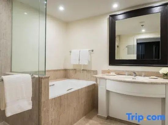Modernes Badezimmer mit Badewanne und stilvollem Waschbecken.