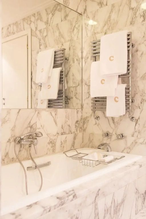 Marmorbadewanne mit Handtüchern im luxuriösen Badezimmer im Four Seasons Hotel Milano