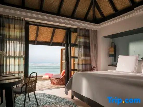 Wassersuite mit direktem Zugang zur Terrasse und Blick aufs Meer im Four Seasons Resort Maldives