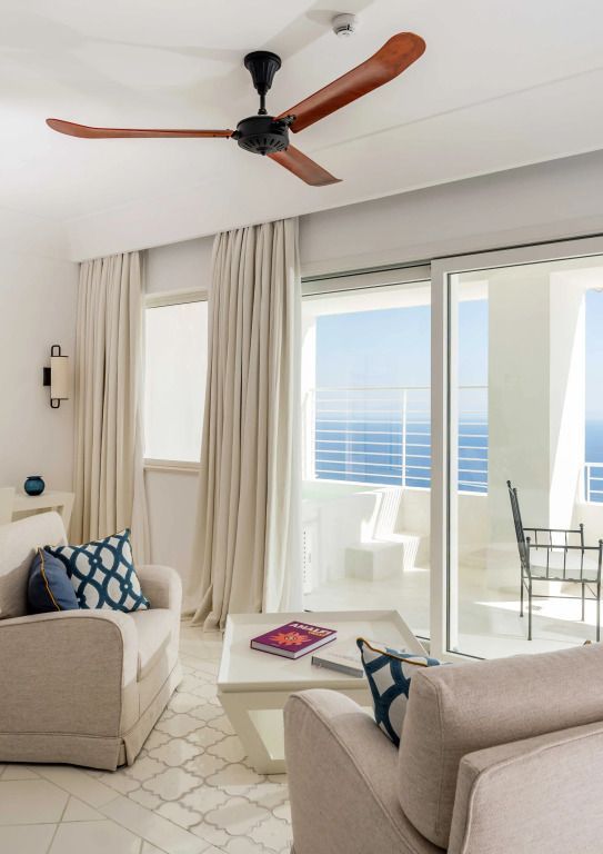Helle Sitzecke in der Luxus Suite mit Zugang zum Balkon