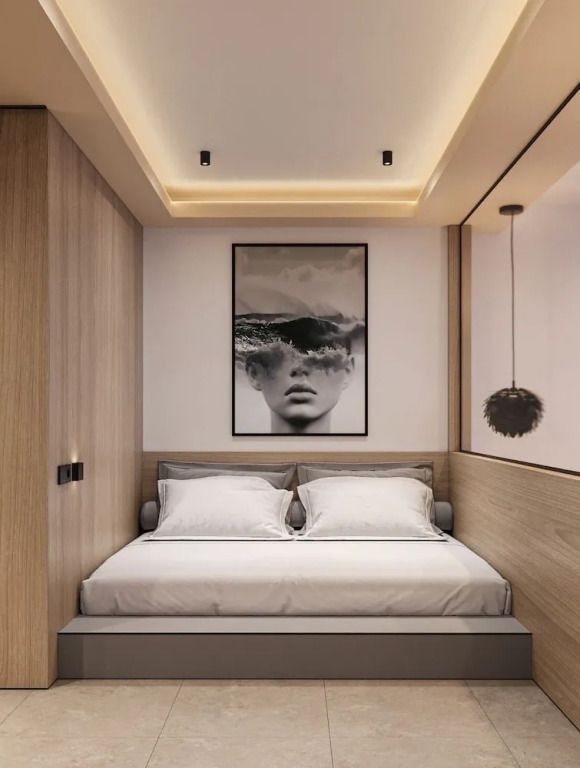 Kompaktes Schlafzimmer mit Doppelbett und künstlerischem Wandbild