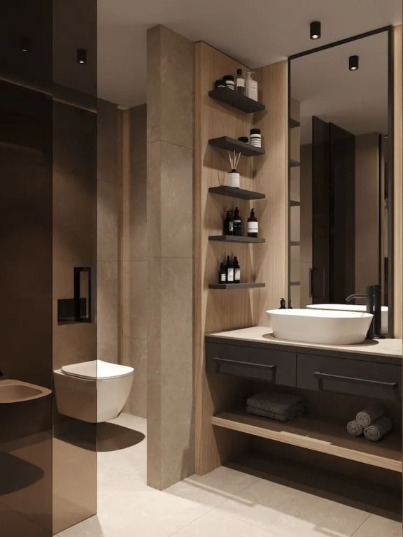 Hochwertiges Badezimmer mit modernen Annehmlichkeiten und Regalen