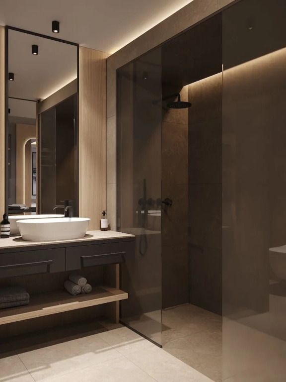 Elegantes Badezimmer mit Duschbereich und Waschtisch