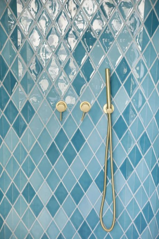 Blaue Kacheln mit eleganter Duscharmatur im Badezimmer