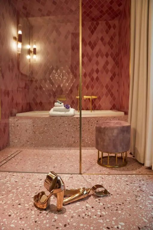 Edles Badezimmer mit rosafarbenen Kacheln und luxuriöser Dusche.