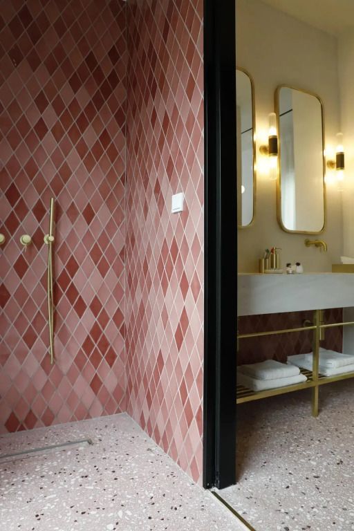 Badezimmer mit roter Kachelwand und stilvollen Accessoires