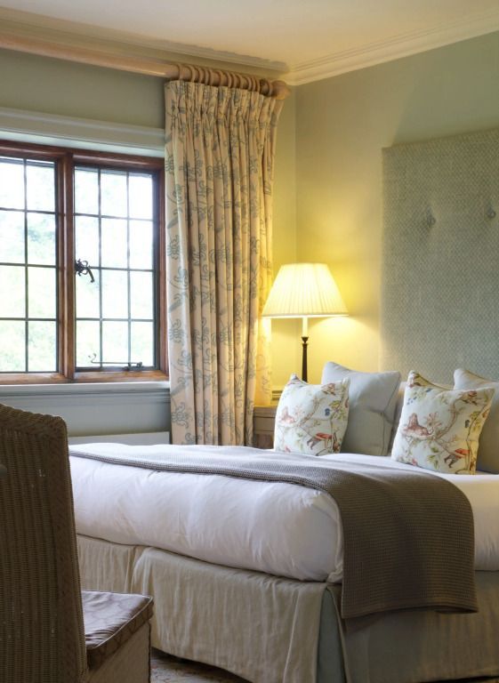 Schlafzimmer mit Doppelbett, Lampenschirm und großem Fenster