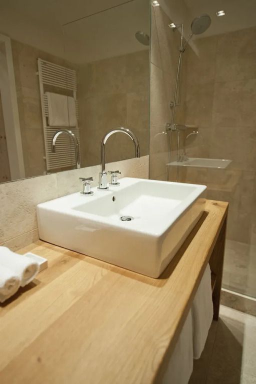 Badezimmer mit modernem Waschbecken und Handtüchern
