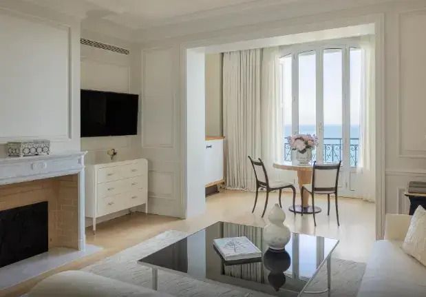 Wohnbereich einer Suite mit Meerblick und eleganter Einrichtung