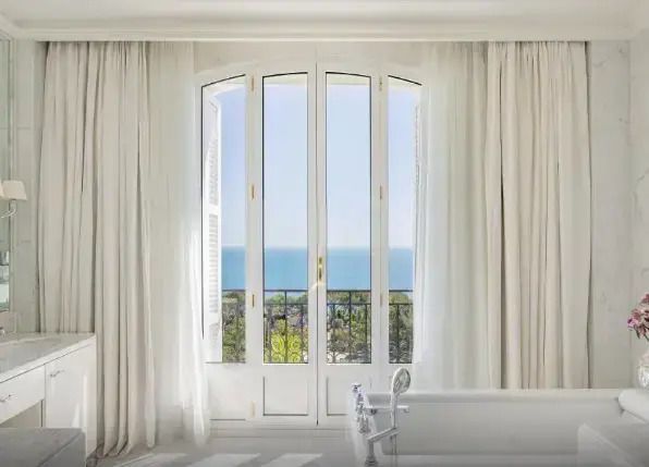 Helles Badezimmer mit großen Fenstern und Meerblick