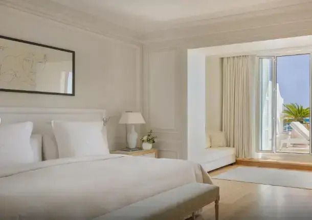 Helles, elegantes Schlafzimmer mit Doppelbett und ruhigem Ambiente