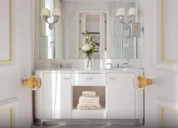 Modernes Badezimmer mit Doppelwaschbecken und edler Dekoration