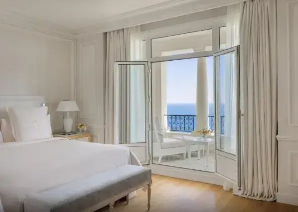 Helles Schlafzimmer mit Meerblick und offenem Balkon im Grand-Hôtel du Cap-Ferrat