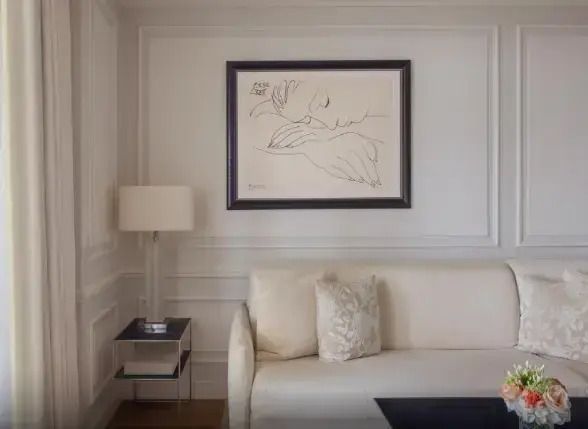 Gemütliches Wohnzimmer mit stilvollem Sofa und Kunstwerk an der Wand