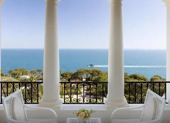 Balkon mit Blick auf das Meer und eleganten Säulen
