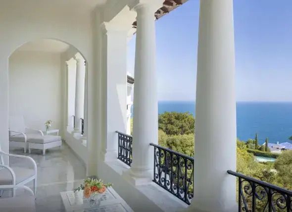 Veranda mit weißen Säulen und bezauberndem Meerblick