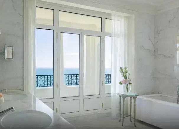 Luxuriöses Badezimmer mit freistehender Badewanne und Meerblick