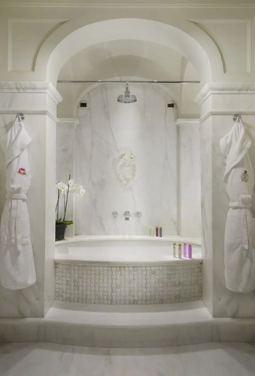 Marmorbad mit freistehender Badewanne und luxuriösen Details