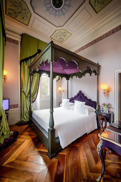 Luxuriöses Schlafzimmer mit Baldachinbett und eleganten Vorhängen