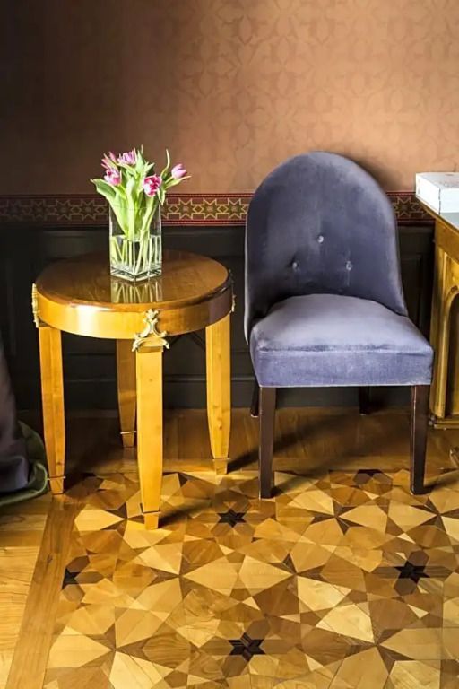 Detailansicht eines Tischs mit Blumen und einem eleganten Stuhl